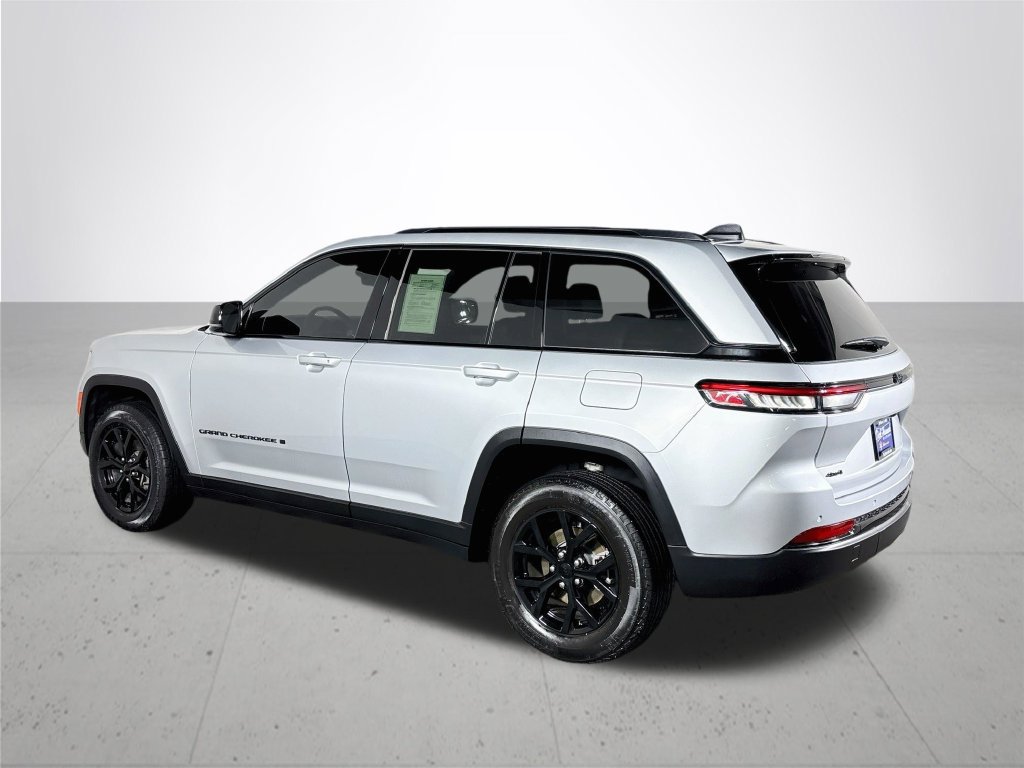 Used 2025 Jeep Grand Cherokee Altitude AWD/4WD image 8