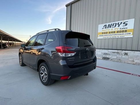 Used 2022 Subaru Forester Premium image 11