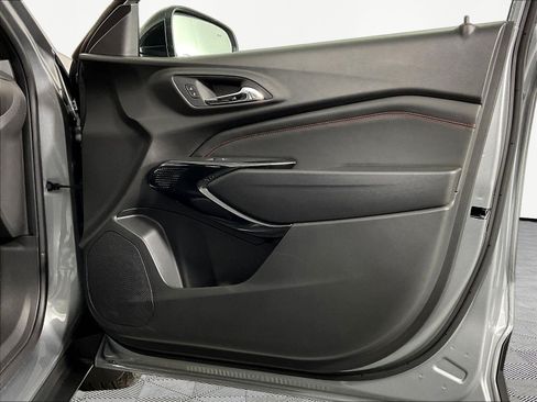 Used 2025 Chevrolet Trax RS w/ Sunroof Package FWD image 27