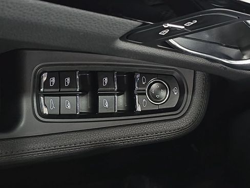 Certified 2023 Porsche Macan AWD/4WD image 21