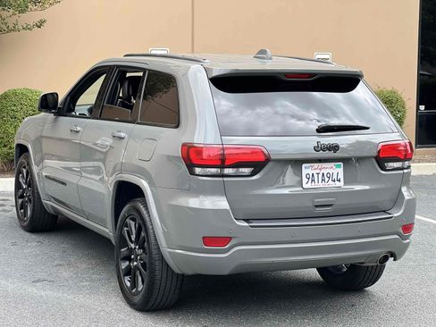 Used 2022 Jeep Grand Cherokee Laredo X RWD image 2
