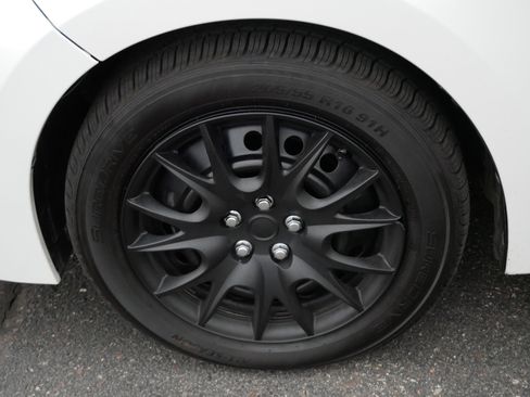 Used 2019 Toyota Corolla LE image 15