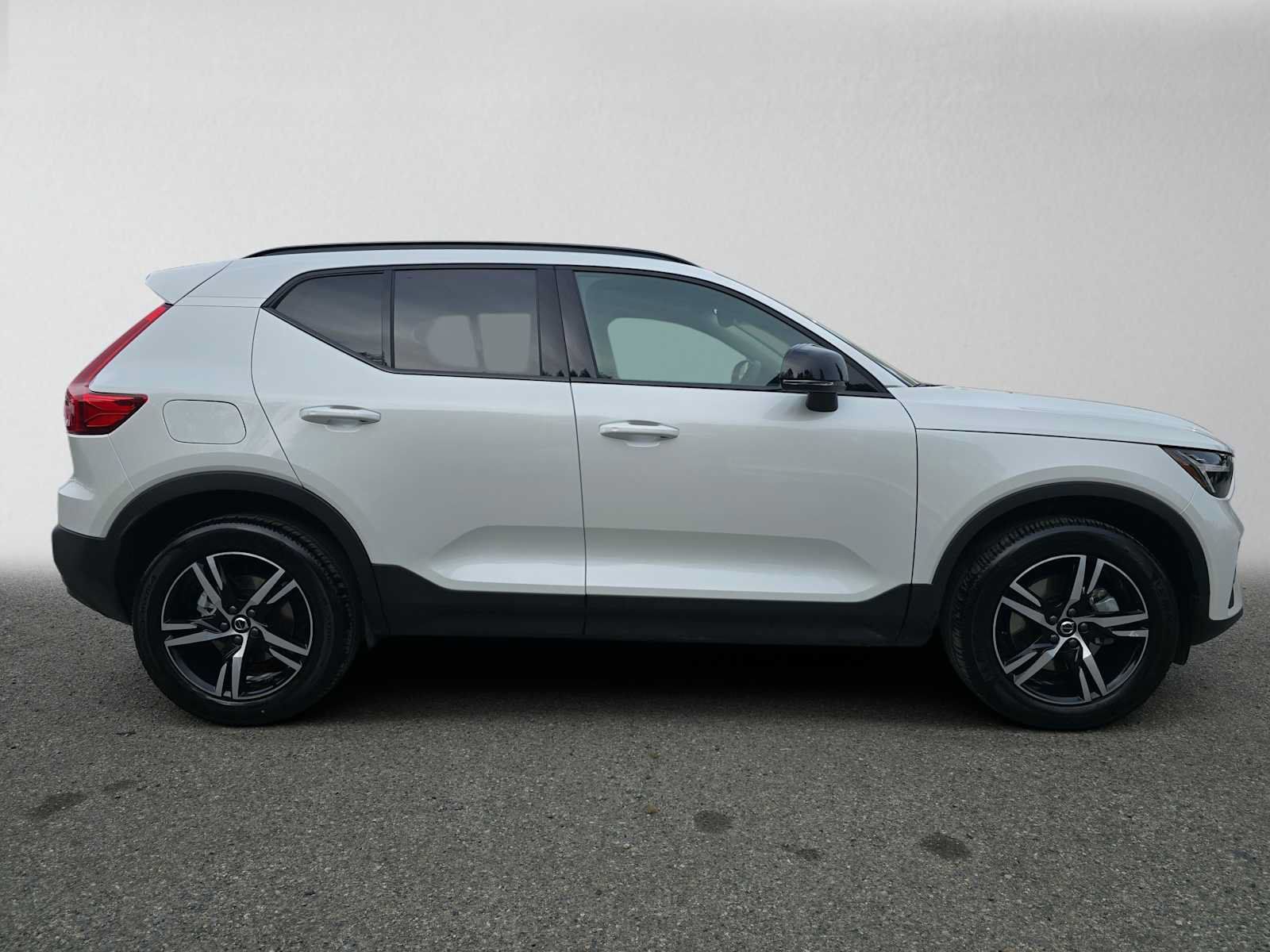Used 2026 Volvo XC40 B5 Core w/ Climate Package AWD/4WD image 2