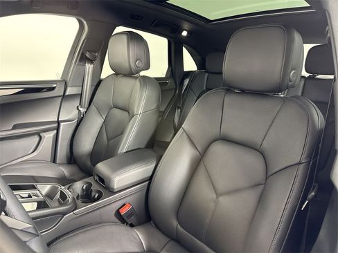 Certified 2025 Porsche Macan image 5