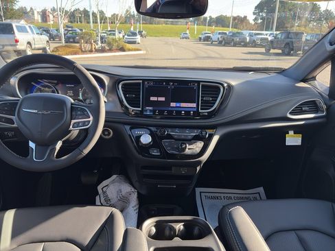 New 2026 Chrysler Pacifica Select image 14