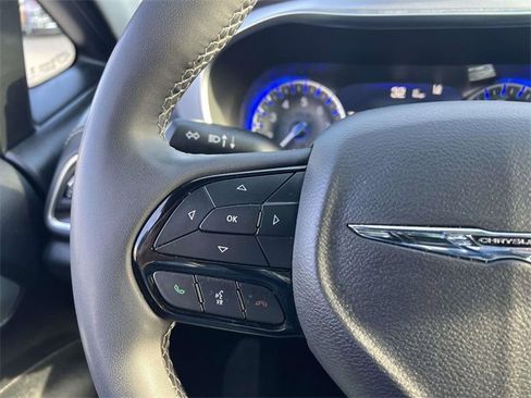 Certified 2025 Chrysler Pacifica Limited image 15