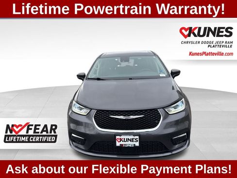 Used 2023 Chrysler Pacifica Touring-L image 4