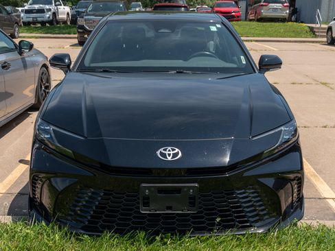 Used 2025 Toyota Camry XSE AWD/4WD image 3