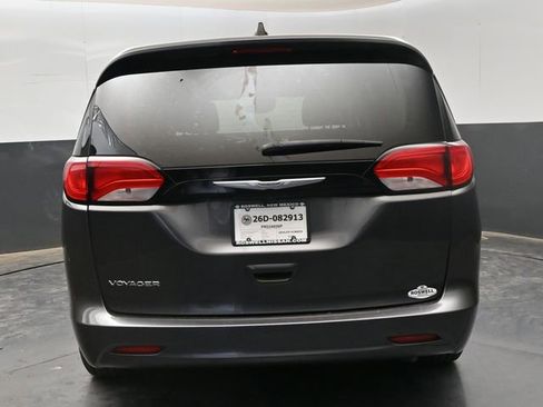 Used 2023 Chrysler Voyager LX image 7