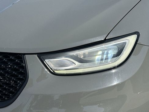 Used 2021 Chrysler Pacifica Touring-L w/ Uconnect Theater Family Group image 11