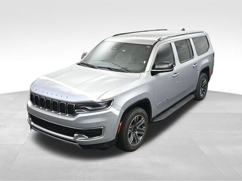 Used 2024 Jeep Wagoneer L Series II w/ Flexible Seating Group AWD/4WD image 17