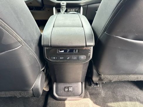 Used 2023 Toyota Highlander XLE AWD/4WD image 27
