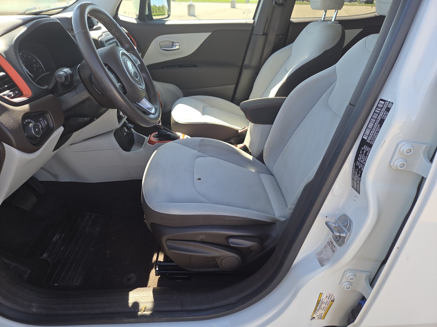 Used 2017 Jeep Renegade Latitude FWD image 23