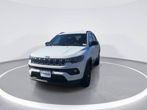 Used 2024 Jeep Compass Latitude image 3