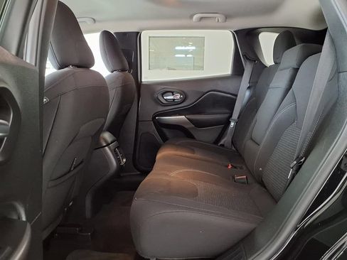 Used 2019 Jeep Cherokee Latitude w/ Popular Appearance Group FWD image 14