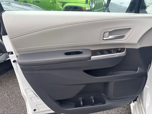 Used 2021 Toyota Sienna XLE image 22