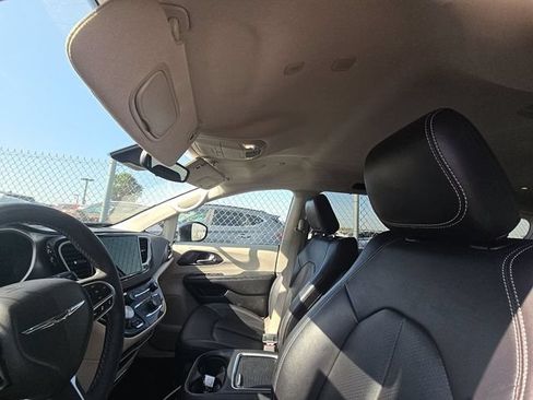 Used 2024 Chrysler Pacifica Touring-L FWD image 13