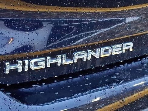 Certified 2024 Toyota Highlander XLE image 30