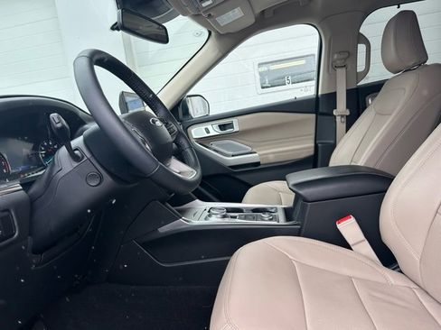 Used 2023 Ford Explorer Limited w/ Limited Technology Package image 8
