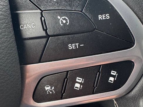 Used 2025 Chrysler Pacifica Select FWD image 15