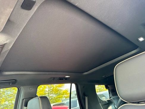 Used 2023 GMC Yukon SLT w/ SLT Luxury Package RWD image 9