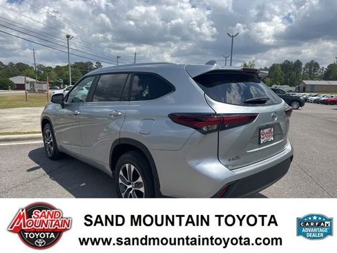Used 2024 Toyota Highlander XLE AWD/4WD image 5