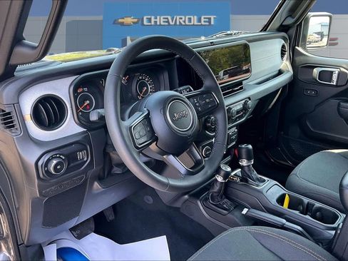 Used 2025 Jeep Wrangler Unlimited Sport AWD/4WD image 17