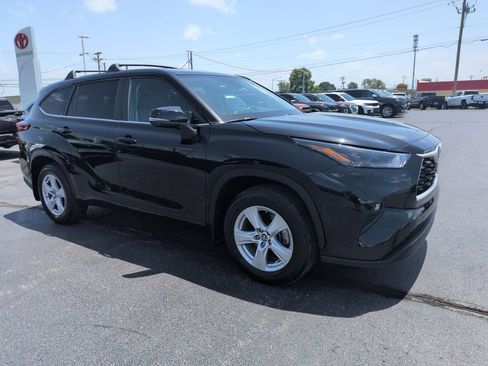 Used 2023 Toyota Highlander LE AWD/4WD image 7