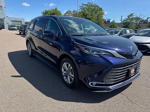 Used 2024 Toyota Sienna Platinum image 9