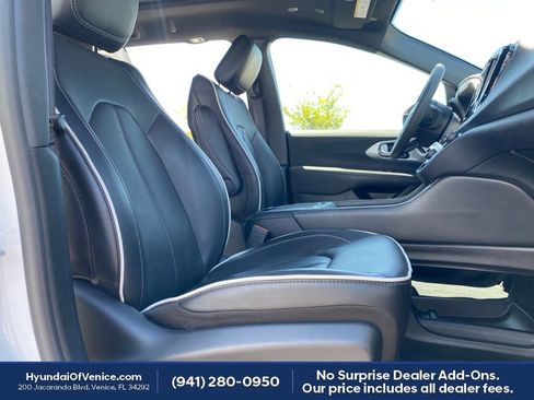 Used 2026 Chrysler Pacifica Limited FWD image 17