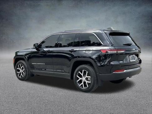 Certified 2025 Jeep Grand Cherokee Limited w/ MOPAR Finishing Package RWD image 8