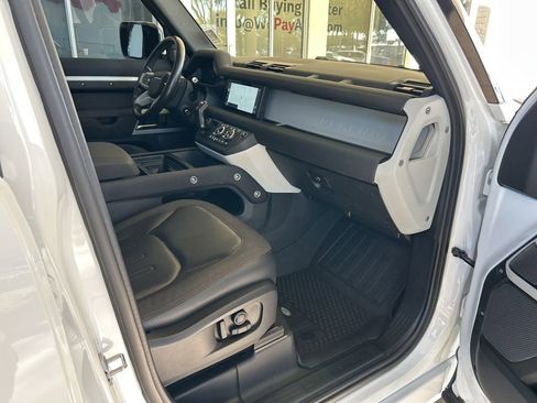 Used 2020 Land Rover Defender 110 SE image 29