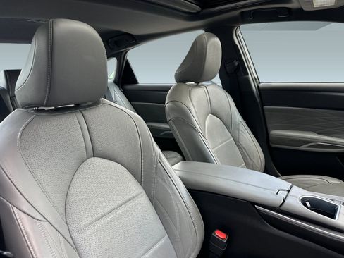 Used 2020 Toyota Avalon Limited image 32