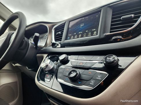 Used 2020 Chrysler Voyager L image 38