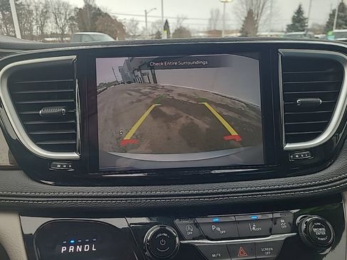 Used 2024 Chrysler Pacifica Limited FWD image 24