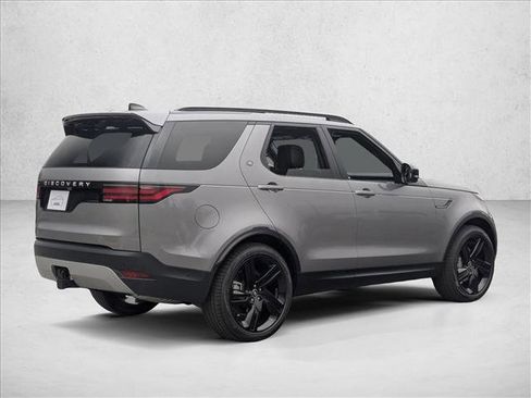 New 2025 Land Rover Discovery S image 2