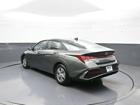 Certified 2025 Hyundai Elantra SE FWD image 8