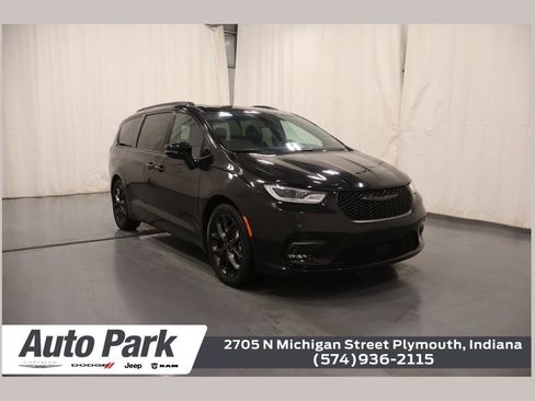 Used 2025 Chrysler Pacifica Limited FWD image 1