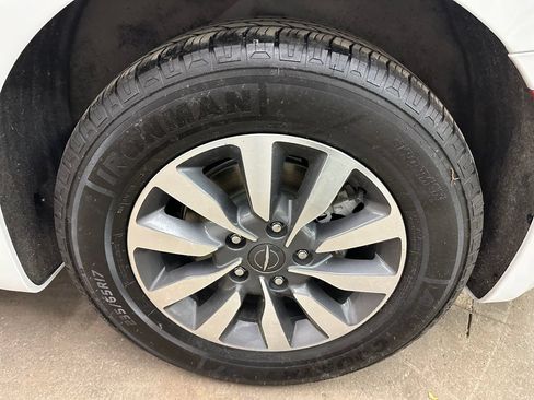 Certified 2024 Chrysler Pacifica Limited FWD image 34