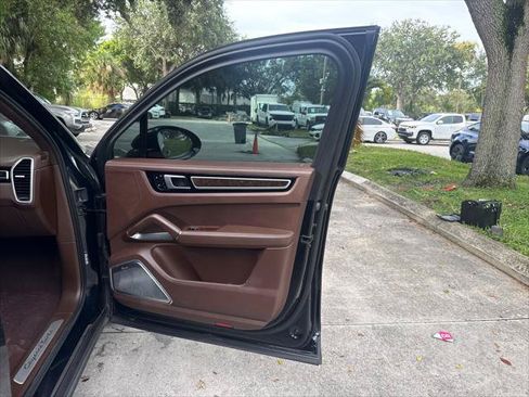 Used 2019 Porsche Cayenne Turbo AWD/4WD image 18