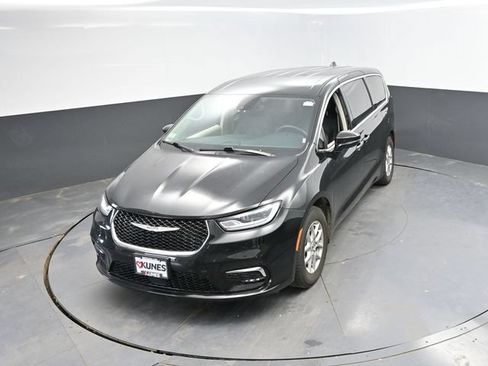 Used 2024 Chrysler Pacifica Touring-L FWD image 38
