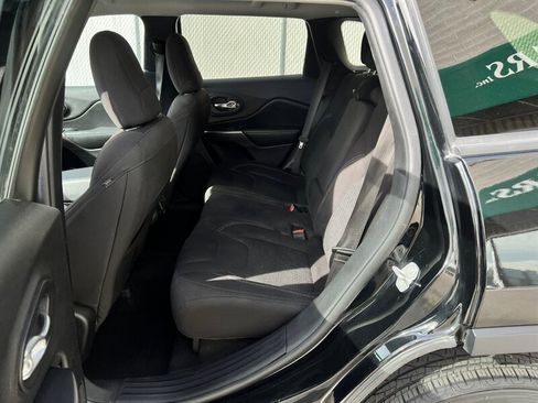 Used 2020 Jeep Cherokee Latitude w/ Cold Weather Group image 18