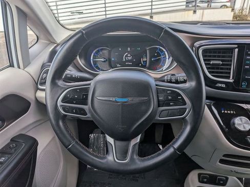 Used 2018 Chrysler Pacifica Touring-L image 19