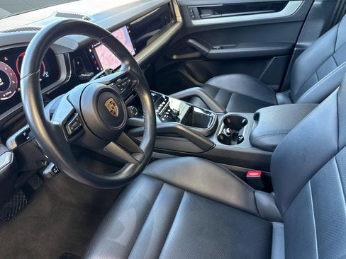Used 2024 Porsche Cayenne AWD/4WD image 4