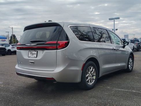 New 2026 Chrysler Pacifica Select FWD image 3