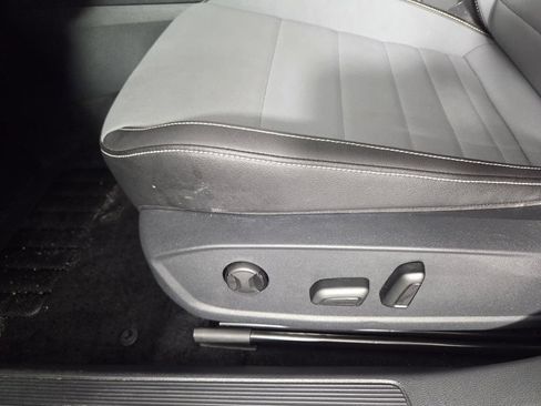 Used 2025 Volkswagen Jetta SE w/ Sunroof Package FWD image 10