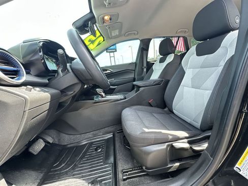 Used 2025 Chevrolet Trax LS w/ LS Convenience Package FWD image 19
