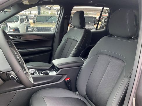 New 2025 Jeep Grand Cherokee Laredo image 10