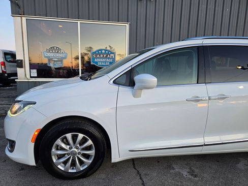 Used 2019 Chrysler Pacifica Touring-L image 2