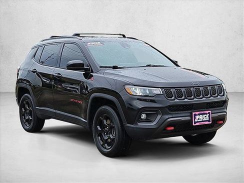 Used 2023 Jeep Compass Trailhawk AWD/4WD image 3